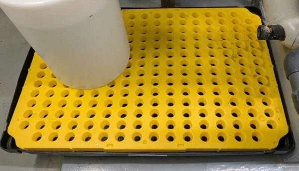 Bac de rétention 100 litres en plastique jaune et noir. 24 x 84 x 120 cm. Localisation : Canada rdc bas