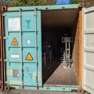 Container capacité 32,5 tonnes en acier laqué  bleu. 260 x 1220 x 245 cm. Ref 407 462. Localisation : 5 avenue du Canada, 91940 Les Ulis