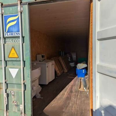 Container capacité 32,5 tonnes en acier laqué  vert. 260 x 1220 x 245 cm. Ref 431 594. Localisation : 5 avenue du Canada, 91940 Les Ulis