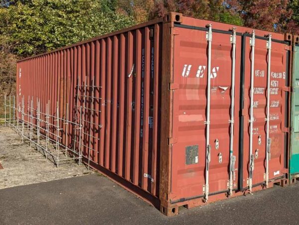 Container capacité 32,5 tonnes en acier laqué  rouge. 260 x 1220 x 245 cm. Ref 430 230. Localisation : 5 avenue du Canada, 91940 Les Ulis