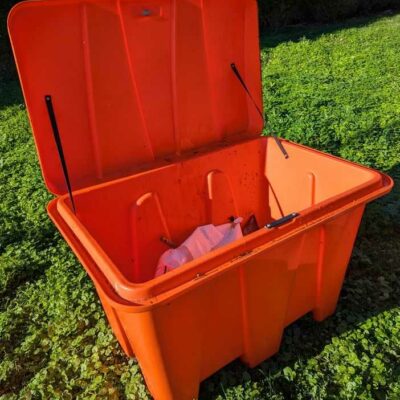 Bac à sel ou sable en plastique orange de marque JONESCO. Capacité 500 litres. 80 x 126 x 88 cm. Localisation : Canada extérieur