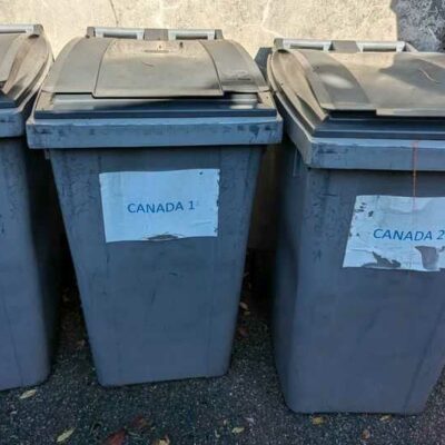 10 poubelles de ville. 108 x 62 x 85 cm. Localisation : Canada extérieur