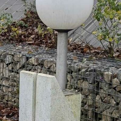 Lampadaire d’extérieur.(petit). 42 unités. Vendu avec faculté de réunion. Localisation : extérieur