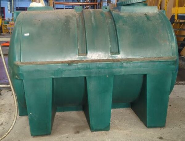 cuve en plastique vert capacité 4000 litres.