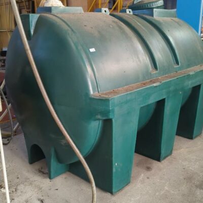 cuve en plastique vert capacité 4000 litres.