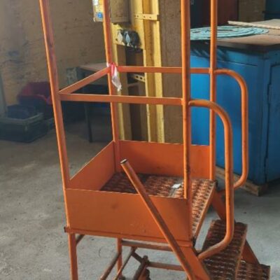 Plateforme individuelle mobile avec garde corps à 2 marches en acier orange. 160 x 50 x 50 cm