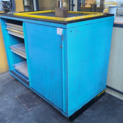Armoire d’atelier en acier laqué bleu ouvrant à 2 portes coulissantes de marque Lista. 110 x 143 x 80 cm