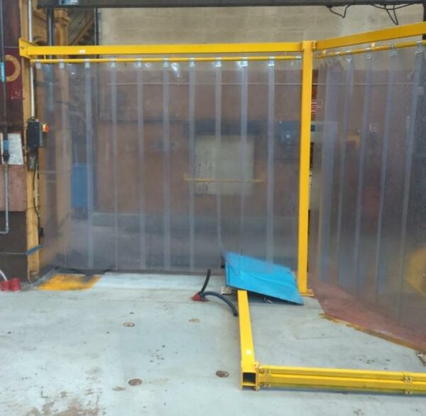 8 mètres linéaires de portique métallique jaune à lanières en plexiglas. 233 x 400 cm + 420 cm