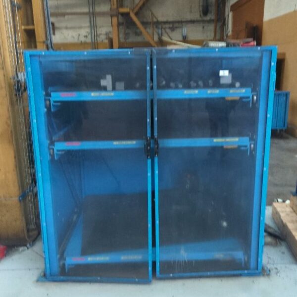 Armoire métallique ouvrant à 2 portes en plexiglas et 3 tiroirs. 151 x 148 x 111 cm