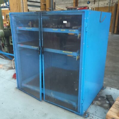 Armoire métallique ouvrant à 2 portes en plexiglas et 3 tiroirs. 151 x 148 x 111 cm