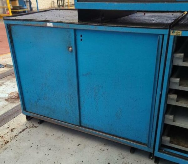 Etabli de marque Lista ouvrant par 2 portes coulissantes sur 12 tiroirs. Dimensions :113 x 143 x 80 cm. Transportable par transpalette.