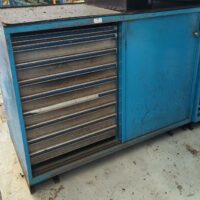 Etabli de marque Lista ouvrant par 2 portes coulissantes sur 12 tiroirs. Dimensions :113 x 143 x 80 cm. Transportable par transpalette. – Image 2