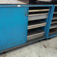 Etabli de marque Lista ouvrant par 2 portes coulissantes sur 12 tiroirs. Dimensions :113 x 143 x 80 cm. Transportable par transpalette. – Image 3