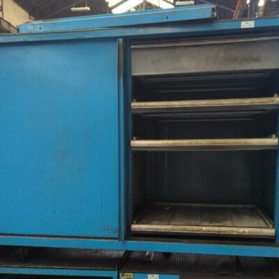 Etabli de marque lista ouvrant par 2 portes coulissantes sur 12 tiroirs. 113 x 143 x 80 cm. transportable par transpalette.