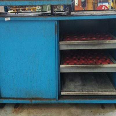 Etabli de marque Lista ouvrant par 2 portes coulissantes sur 11 tiroirs. 113 x 143 x 80 cm.. Transportable par transpalette.