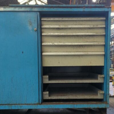 Etabli de marque Lista ouvrant par 2 portes coulissantes sur 13 tiroirs. 113 x 143 x 80 cm.. Transportable par transpalette.