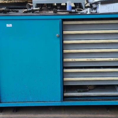 Placard industriel ouvrant par 2 portes coulissantes de marque Lista. 112 x 143 x 78 cm