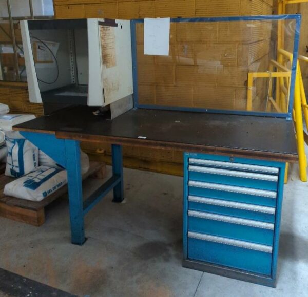 Meuble d'atelier en acier laqué bleu avec appareil à confectionner les chanfreins. 150 x 185 x 80 cm