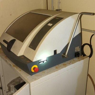 Machine de découpe tronçonneuse de marque Struers.
