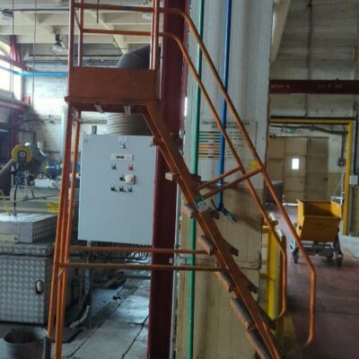 Plateforme individuelle sur roulettes avec garde-corps en acier laqué orange à 9 marches.