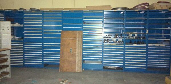 10 armoires métalliques en acier laqué bleu à tiroirs ou à niches. 250 x 880 x 71 cm.