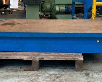 2 plateaux porte-pièce d’usinage bleu. 68 x 153 x 122 cm et 24 x 160 x 130 cm