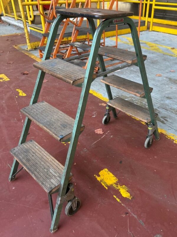 Escabeau double métallique vert sur roulettes 5 marches plateaux bois non pliable. 98 x 100 x 34 cm