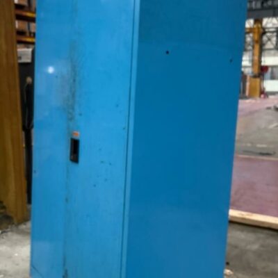 Armoire métallique bleu de marque Lista à 2 portes avec 4 tiroirs coulissants. 200 x 110 x 64 cm, soubassement abîmé à redresser