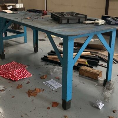 Lot de 2 tables métalliques bleues. 79 x 200 x 100 cm et 70 x 150 x 100 cm (bât 30)