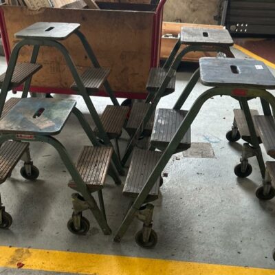 4 tabourets métalliques d’atelier sur roulettes marches en bois. 3 de 74 x 80 x 35 cm et 1 de 50 x 60 x 33 cm (bât 30)