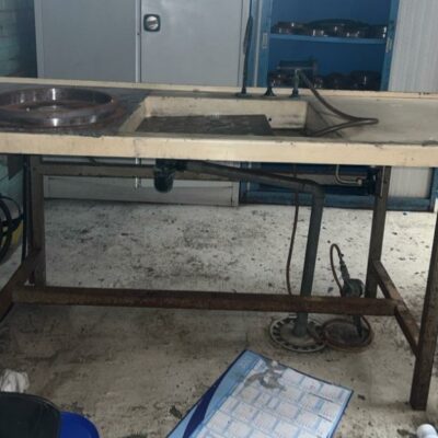 Table métallique sur plateau PVC avec cuve. 82 x 200 x 75 cm (mezza)