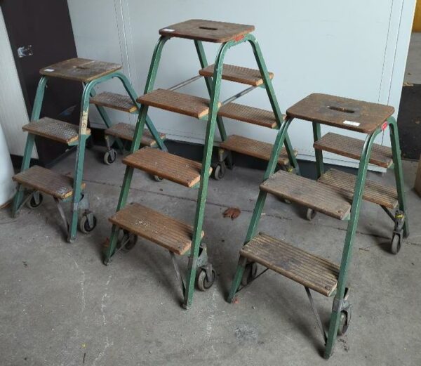 Lot de 3 escabeaux doubles sur roulettes en acier laqué vert et en bois