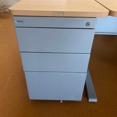 Bureau roneo d’angle plateau en bois hêtre piètement métallique en L gris
73x160x80x60 mc
Caisson hauteur bureau 3 tiroirs 73x42x78cm