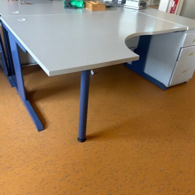 Bureau d’angle plateau en bois gris piètement métallique en L gris
73x160x80x60 mc
Caisson hauteur bureau 3 tiroirs 73x42x78cm