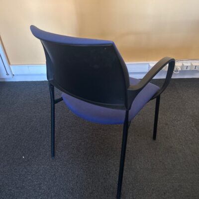 Fauteuil visiteurs 4 pieds tissu
Violet/noir