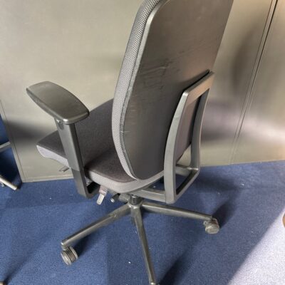 Fauteuil sur roulettes 
Assise et dossier en tissu noir 
Piètement noir