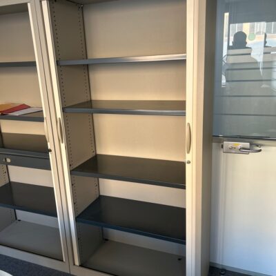 Armoire métallique, 200 rideaux coulissants 200 par 120 par 43 couleur beige