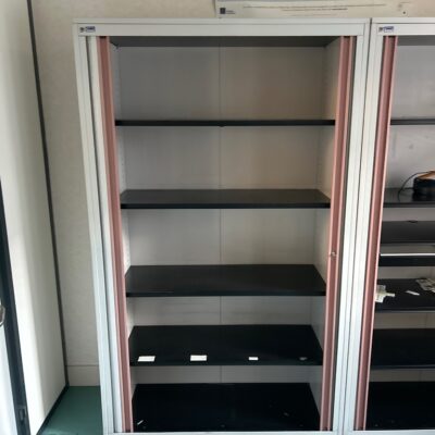 Armoire métallique à rideau, coulissant de couleur grise avec une bande bordeaux 200 par 120 par 45