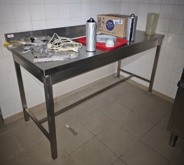 Table de préparation en inox alimentaire adossée longueur 150 cm profondeur 75 cm.