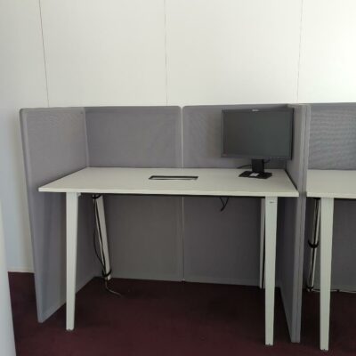 Cloison de séparation formant angle droit en résille grise. 150 x 80 x 80 cm. 6 unités vendues avec faculté de réunion. Localisation : Tour Coeur Défense A – 100 esplanade Du Général de Gaulle 92400 Courbevoie