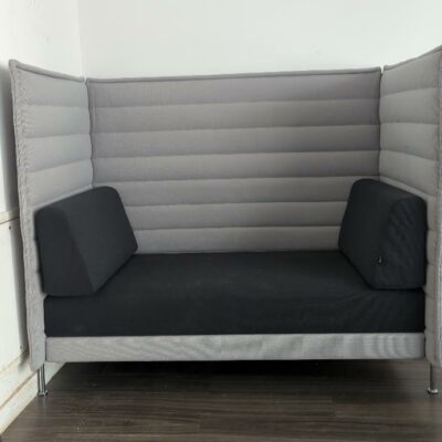 Canapé à haut dossier design Ronan et Erwan Bouroullec modèle Alcôve édition Vitra en tissu gris clair et anthracite. 137 x 157 x 86 cm. 2 unités vendues avec faculté de réunion. Localisation : Tour Coeur Défense A – 100 esplanade Du Général de Gaulle 92400 Courbevoie