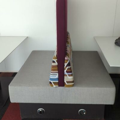 3 banquettes à haut dossier dont une double avec prises électriques, USB et RJ45 dans le socle. Hauteur 140 x 120 x 64 cm. Localisation : Tour Coeur Défense A – 100 esplanade Du Général de Gaulle 92400 Courbevoie