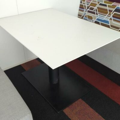 Table rectangulaire à plateau en bois stratifié blanc sur un pied colonne en acier laqué noir. 74 X 120 x 80 cm. 2 unités vendues avec faculté de réunion. Localisation : Tour Coeur Défense A – 100 esplanade Du Général de Gaulle 92400 Courbevoie