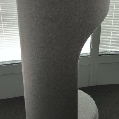 Fauteuil pivotant acoustique Boss design modèle Cega édition Haworth recouvert de feutrine gris clair. 170x 65 cm. Localisation : Tour Coeur Défense A – 100 esplanade Du Général de Gaulle 92400 Courbevoie