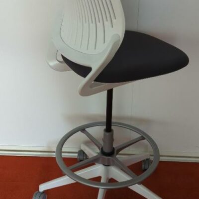 Chaise haute pivotante ajustable de marque Steelcase, assise en tissu gris, dossier en plastique blanc et résille grise sur piètement en étoile à 5 branches sur roulettes. 126 x 70 cm. 9 unités vendues avec faculté de réunion. Localisation : Tour Coeur Défense A – 100 esplanade Du Général de Gaulle 92400 Courbevoie