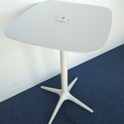 Table haute à plateau carré à bords arrondis avec prise électrique intégrée sur piétement en étoile à 4 branches en métal. 110 x 70 cm. 3 unités vendues avec faculté de réunion. Localisation : Tour Coeur Défense A – 100 esplanade Du Général de Gaulle 92400 Courbevoie