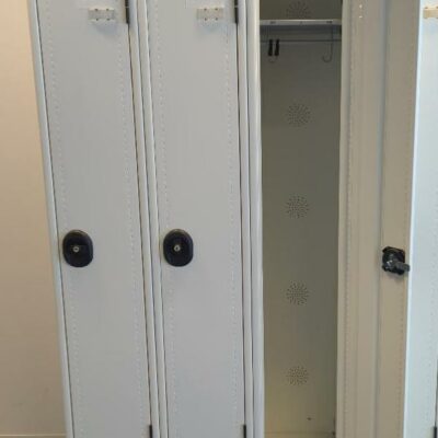 Vestiaire métallique trois portes. 198 x 90 x 50 cm. 11 unités vendues avec faculté de réunion. Localisation : Tour Coeur Défense A – 100 esplanade Du Général de Gaulle 92400 Courbevoie