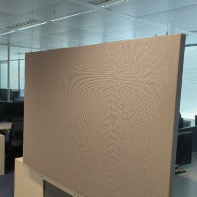 Panneau acoustique suspendu, cadre en bois recouvert de tissu gris clair. 120 x 180 x 5 cm. 6 unités vendues avec faculté de réunion. Localisation : Tour Coeur Défense A – 100 esplanade Du Général de Gaulle 92400 Courbevoie