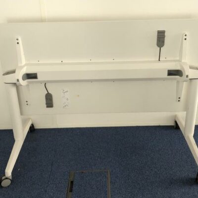 Table basculante sur roulettes de marque Steelcase. 74 x 140 x 70 cm. 8 unités vendues avec faculté de réunion. Localisation : Tour Coeur Défense A – 100 esplanade Du Général de Gaulle 92400 Courbevoie