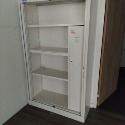 Armoire métallique ouvrant à deux portes rideaux coulissantes avec ou sans vestiaire. intérieur de couleur blanche. Dimensions:  200 par 120 par 45 cm.. 7 unités vendues avec faculté de réunion. Localisation : Tour Coeur Défense A 100 esplanade Du Général de Gaulle 92400 Courbevoie
